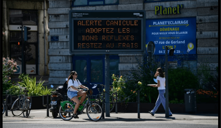Canicule : 35 départements en vigilance rouge, une Fête de la musique sans alcool